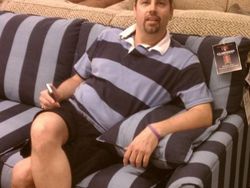 Seperti Editan, Orang-Orang Ini Bak Bunglon Berkamuflase dengan Sekitar