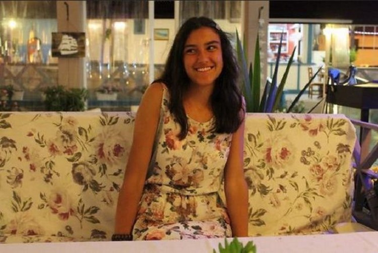 Seperti Editan, Orang-Orang Ini Tanpa Sengaja Menyatu dengan Lingkungan