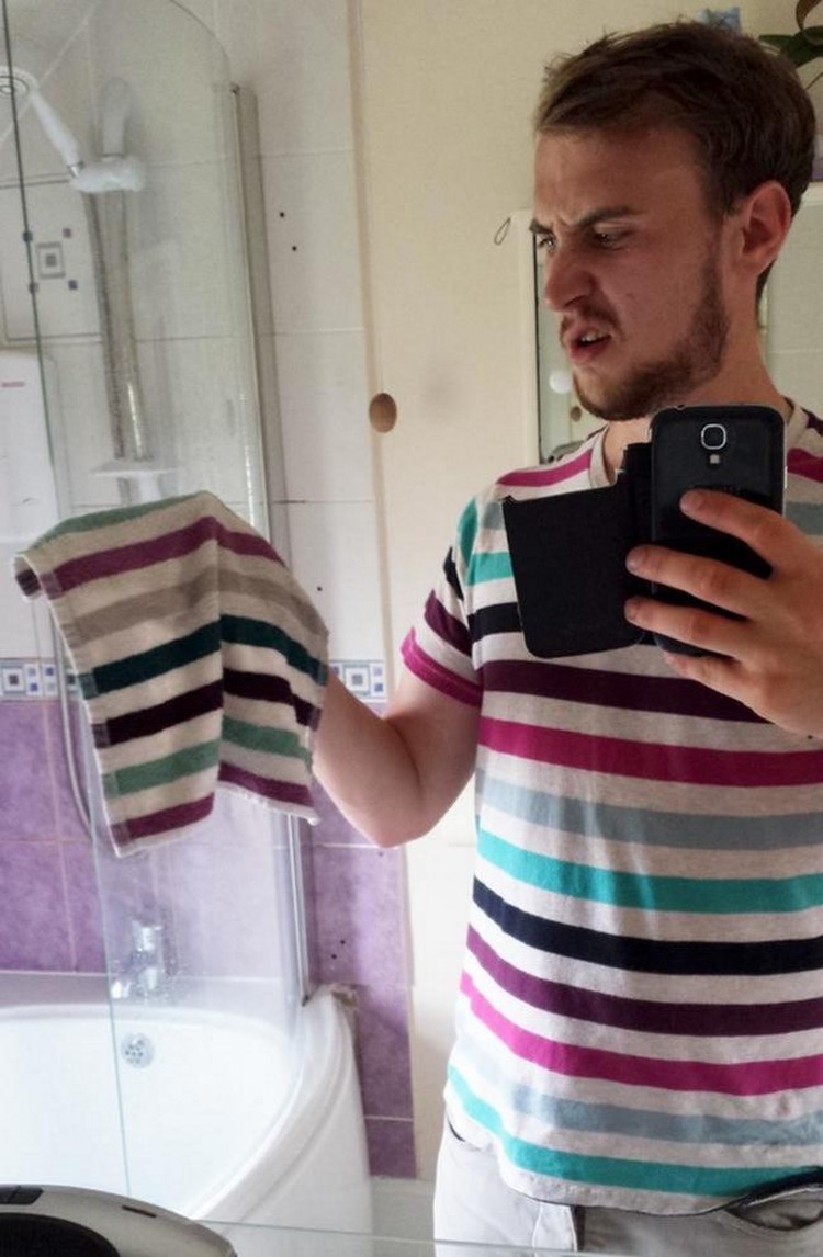 Seperti Editan, Orang-Orang Ini Tanpa Sengaja Menyatu dengan Lingkungan