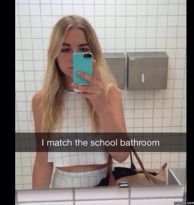 Seperti Editan, Orang-Orang Ini Tanpa Sengaja Menyatu dengan Lingkungan