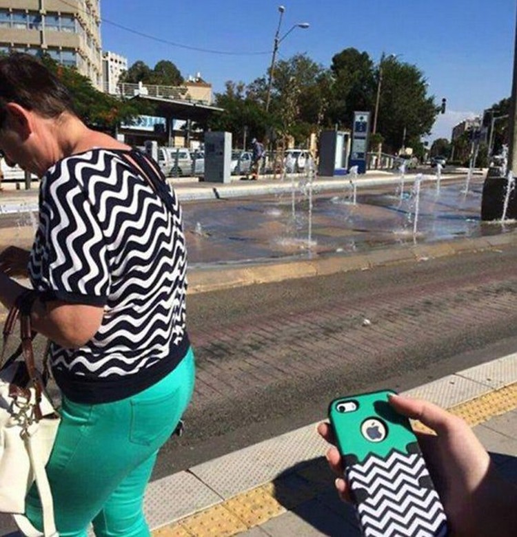 Seperti Editan, Orang-Orang Ini Tanpa Sengaja Menyatu dengan Lingkungan