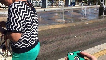 Pura-pura tidak lihat, ucap mbaknya. Foto: (liveabout).