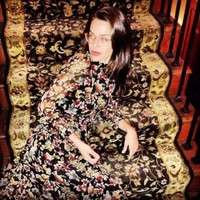 Seperti Editan, Orang-Orang Ini Tanpa Sengaja Menyatu dengan Lingkungan