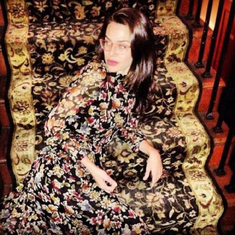 Seperti Editan, Orang-Orang Ini Tanpa Sengaja Menyatu dengan Lingkungan