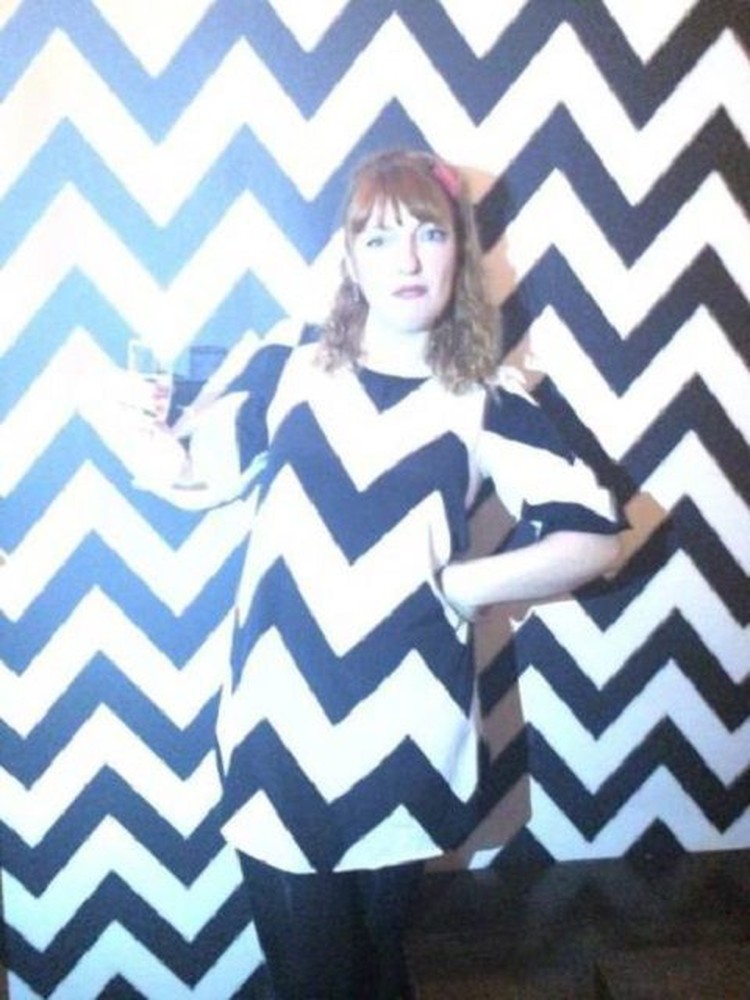 Seperti Editan, Orang-Orang Ini Tanpa Sengaja Menyatu dengan Lingkungan