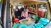 Lina Lisnawati menjajakan Kaloci dengan menggunakan mobil. 
