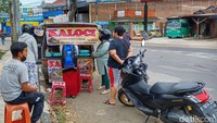Warga yang penasaran berbondong-bondong untuk membeli jajanan tersebut. 