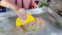 Pembuatan Kaloci hanya menggunakan tepung ketan dengan cara direbus. Setelah itu kacangnya dengan disangray dan diblender dikombinasikan dengan gula.