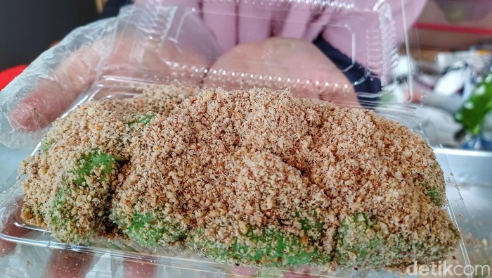 Viral jajanan pasar bernama Kaloci saat ini ada di Soreang, Kabupaten Bandung. Tidak jarang masyarakat berbondong-bondong penasaran untuk membeli jajanan tersebut. Banyak yang menilai seperti Mochi yang berasal dari Sukabumi, siapa sangka jajanan pasar Kaloci tersebut adalah berasal dari Pontianak.