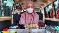 Lina Lisnawati (37) menunjukkan jajanan pasar Kaloci yang dijualnya di kawasan Tugu Strawberry, Soreang, Kabupaten Bandung, Sabtu (12/2/2022).