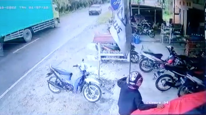 Tangkapan layar video rekaman CCTV bocah di Pasangkayu, Sulbar tikam teman hingga tewas. (dok. Istimewa)