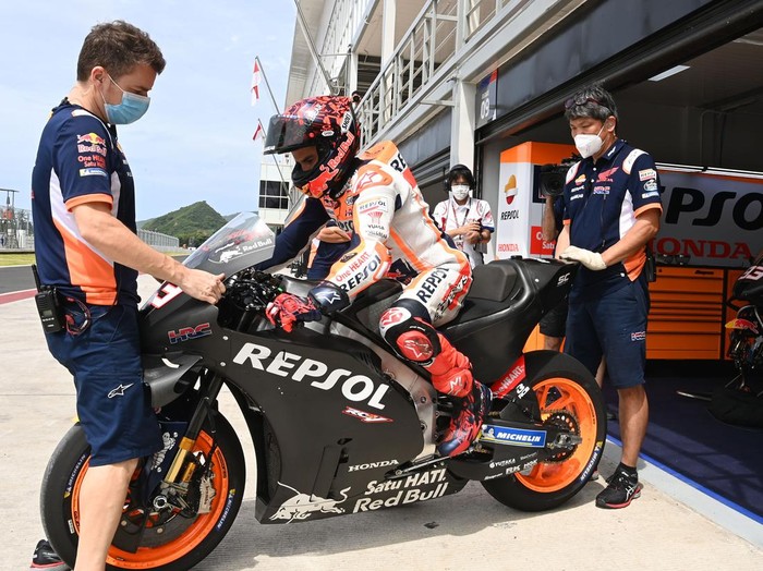 Pembalap Repsol Honda Team MotoGP Marc Marquez bersiap menuju lintasan pada hari kedua tes pramusim MotoGP 2022 di Pertamina Mandalika International Street Circuit, Lombok Tengah, NTB, Sabtu (12/2/2022). Sesi tes pramusim di sirkuit Mandalika tersebut akan berlangsung hingga Minggu (13/2/2022). ANTARA FOTO/Andika Wahyu/pras.