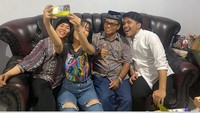 Fuji bahkan menuliskan, Welcome. Menyambut Thariq Halilintar yang sudah diterima oleh keluarganya. Foto: dok. Instagram H. Faisal.