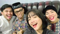 Sempat tegang bertemu Faisal, akhirnya Thariq Halilintar bisa tertawa foto bareng. Foto: dok. Instagram Fuji
