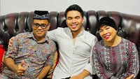 Aku anak kesayangan sekarang, tulis Thariq Halilintar foto bareng ayah dan ibu Fuji. Tapi, kenapa sampai merem gitu Bang Thor? Foto: dok. Instagram Thariq Halilintar