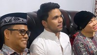 Wajah Thariq Halilintar dan sikapnya yang canggung saat foto dengan ayah dan ibu Fuji jadi sorotan. Foto: dok. Instagram H. Faisal