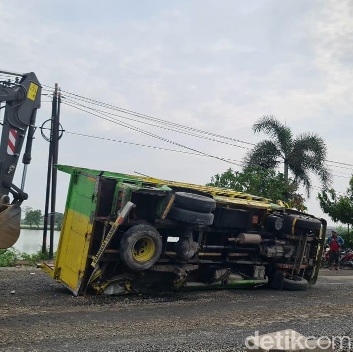 Seorang pengendara, Budi, melaporkan ada truk terguling di Perbatasan Gresik-Lamongan. Sehingga kemacetan mengular hingga 2 km.