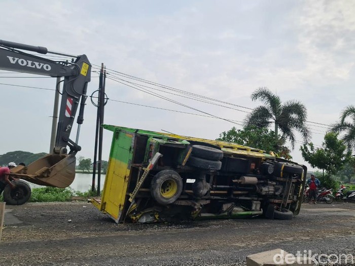Seorang pengendara, Budi, melaporkan ada truk terguling di Perbatasan Gresik-Lamongan. Sehingga kemacetan mengular hingga 2 km.