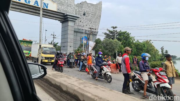 Seorang pengendara, Budi, melaporkan ada truk terguling di Perbatasan Gresik-Lamongan. Sehingga kemacetan mengular hingga 2 km.