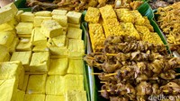 Selain itu di masing-masing meja juga sudah dilengkapi dengan tiga jenis sambal dalam cobek. Ada sambal jebleh, sambal terasi dan sambal tomat. Foto: detikcom