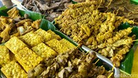 Setelah pilih lauk, langsung diberikan ke pelayan untuk digoreng. Warung makannya khas dengan dominasi bambu-bambu seperti saung. Foto: detikcom