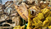 Aneka pilihan lauk di sini ada mulai dari ayam goreng kampung, ikan goreng, seafood, tempe, tahu, sayur asem lengkap dengan tumisan dan lalapan sayuran. Foto: detikcom