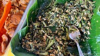 Salah satu menu andalan di sini adalah ayam goreng kampung. Teksturnya empuk dan gurih. Ayam kampung yang dipakai bahkan didatangkan langsung dari Cianjur, daerah asal pemilik warung makan ini. Foto: detikcom