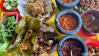 Semua lauk-pauk yang telah dipesan akan ditaruh di dalam satu piring. Semakin nikmati karena ditambah dengan kremesan gurih. Foto: detikcom