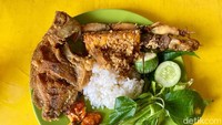 Kalau ingin yang super pedas, bisa pakai sambal jebleh. Namun, jika ingin dengan cita rasa yang agak manis bisa pakai sambal terasi. Foto: detikcom