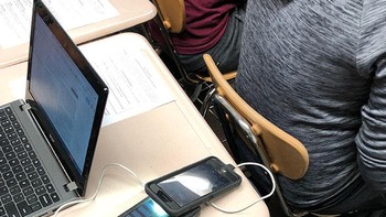 Senter yang ada di handphone digunakan untuk mengisi daya portable solar battery, tujuannya agar ia bisa charge hp-nya. Hmm. Foto: IKnowICantSpel via Bored Panda