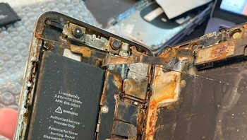 Kata customer aku nggak pernah menjatuhkan ini ke air, ya!. Foto: Lt_Pineapples_ via Bored Panda