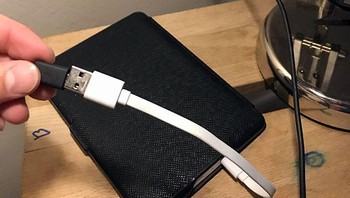 Mama mertua yang kebingungan karena kok device-nya nggak terisi-isi juga... Foto: gumball_Jones via Bored Panda