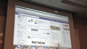 Dosennya lupa untuk mematikan koneksi dengan proyektor sebelum berseluncur di Facebook. Foto: dstryker120 via Bored Panda