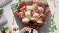 Terinspirasi dari buket bunga, kini banyak orang membuat buket makanan. Isiannya pun beragam, seperti ayam goreng ini. Bisa jadi hadiah manis sekaligus bikin kenyang.  Foto: instagram
