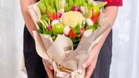 Nah kalau buket satu ini pas jadi hadiah buat pacar kamu yang hobi masak. Isinya ada sayuran hingga bumbu dapur, cabai ternyata juga ikut dijadikan isian buket.  Foto: instagram