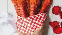 Selain ayam goreng, ada juga buket bunga dengan isi lobster. Wah buket satu ini terbilang unik karena biasanya lobster jadi menu makanan di restoran.  Foto: Metro