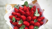 Masih menggunakan buah, buket cantik ini terbuat dari buah strawberry segar. Strawberry yang ditata dengan bungkus dilengkapi pita ini jadi terlihat menggoda.  Foto: instagram
