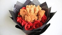 Ayam goreng tepung dan chicken nugget bisa ditata cantik seperti ini lho. Buket makanan ini siap jadi santapan ramai-ramai.  Foto: instagram
