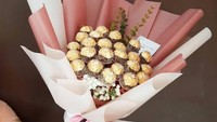 Kalau tetap ingin memberi cokelat sebagai hadiah romantis, kamu bisa menghadirkan buket cokelat yang cantik. Pilih cokelat premium agar jadi hadiah istimewa. Foto: instagram