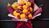 Pacar kamu sedang diet? Coba deh kasih buket berisi buah-buahan ini. Isinya ada jeruk dan anggur segar. Bisa jadi camilan sehat juga.  Foto: Pintrest