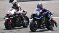 Pebalap Monster Energy Yamaha Fabio Quartararo berlatih start di samping pembalap LCR Honda Takaaki Nakagami pada hari terakhir tes pramusim MotoGP 2022 di Pertamina Mandalika International Street Circuit, Lombok Tengah, NTB.