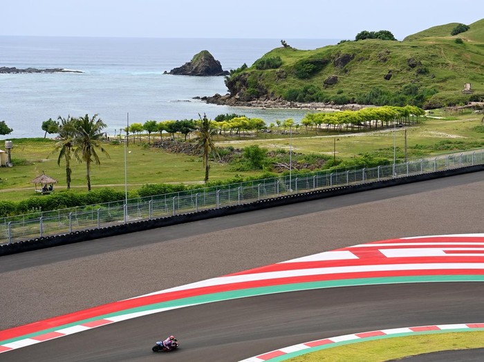 Sejumlah pebalap kembali memacu kecepatan motor mereka di Sirkuit Mandalika, Lombok Tengah, NTB. Hari ini jadi hari terakhir gelaran tes pramusim MotoGP 2022.