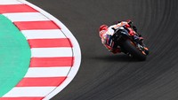 Pembalap Repsol Honda Team MotoGP Marc Marquez memacu kecepatan motornya pada hari terakhir tes pramusim MotoGP 2022 di Pertamina Mandalika International Street Circuit, Lombok Tengah, NTB, Minggu (13/2/2022).