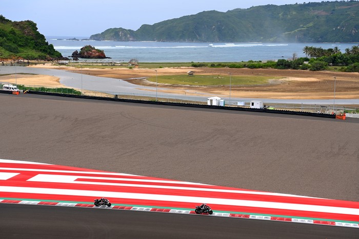 Sejumlah pebalap kembali memacu kecepatan motor mereka di Sirkuit Mandalika, Lombok Tengah, NTB. Hari ini jadi hari terakhir gelaran tes pramusim MotoGP 2022.