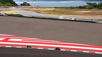 Tampak pebalap Aprilia Racing Maverick Vinales (kiri) dan Aleix Espargaro memacu kecepatan sepeda motornya pada hari terakhir tes pramusim MotoGP 2022 di Pertamina Mandalika International Street Circuit, Lombok Tengah, NTB.