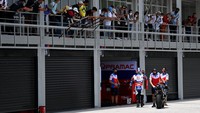 Pebalap Pramac Racing Johann Zarco menyapa penonton seusai tes pramusim MotoGP 2022 hari terakhir di Pertamina Mandalika International Street Circuit, Lombok Tengah, NTB, Minggu (13/2/2022).