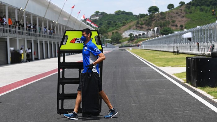 Aksi Marquez-Luca Marini di Hari Terakhir Tes MotoGP Mandalika Sejumlah pebalap kembali memacu kecepatan motor mereka di Sirkuit Mandalika, Lombok Tengah, NTB. Hari ini jadi hari terakhir gelaran tes pramusim MotoGP 2022.