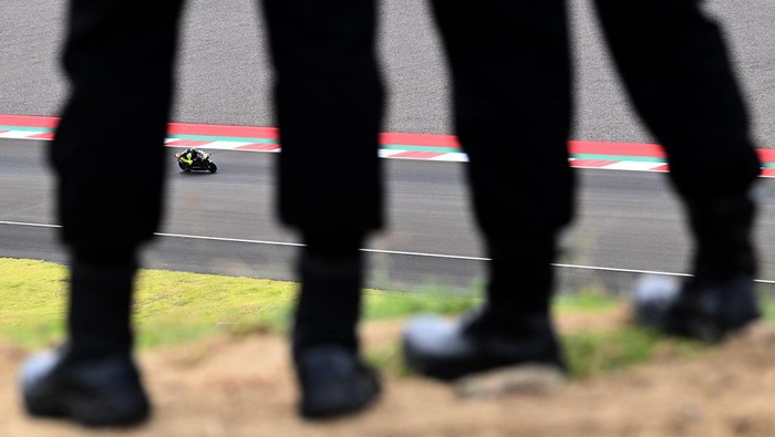 Aksi Marquez-Luca Marini di Hari Terakhir Tes MotoGP Mandalika Sejumlah pebalap kembali memacu kecepatan motor mereka di Sirkuit Mandalika, Lombok Tengah, NTB. Hari ini jadi hari terakhir gelaran tes pramusim MotoGP 2022.