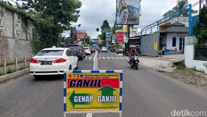 Arus lalu lintas di kawasan wisata Lembang.