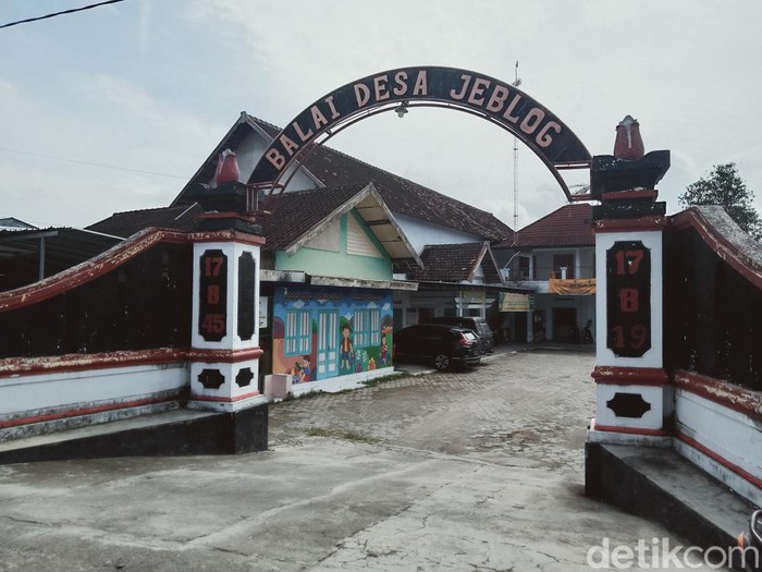 Balai Desa Jeblog, Kecamatan Karanganom, Klaten yang dekat dengan Umbul Ponggok.